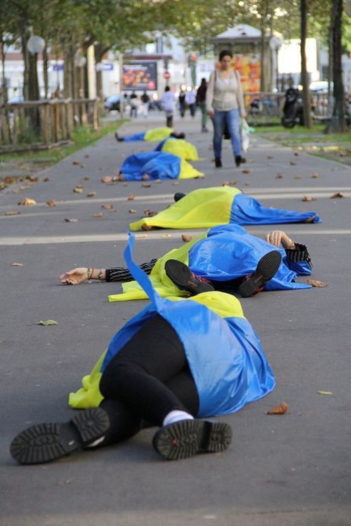 В Париже устроили флешмоб в поддержку украинцев