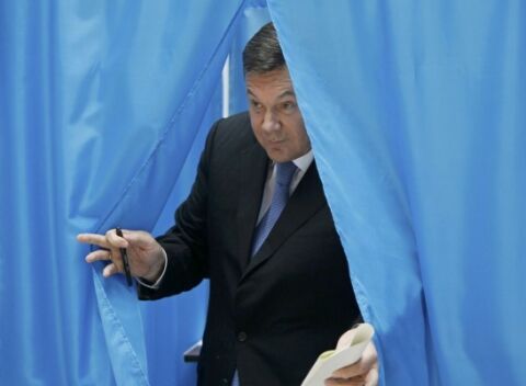 Этого на выборах мы больше не увидим. Смешные фото голосующего Януковича