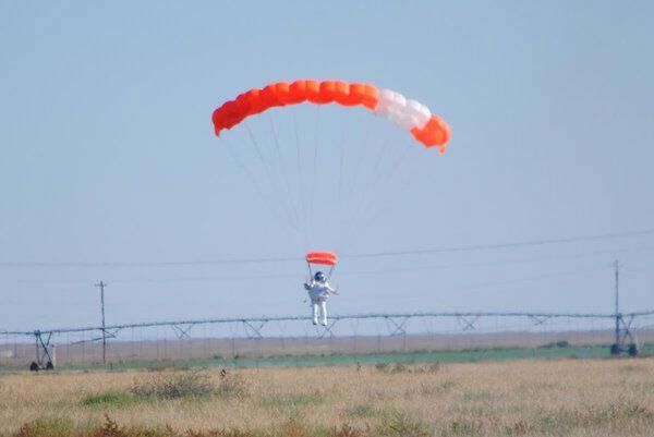 Появились фото, как вице-президент Google совершил рекордный прыжок с небес