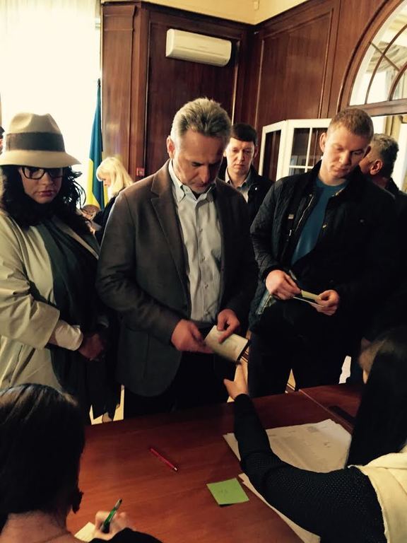 Дмитрий Фирташ с женой проголосовали в Вене