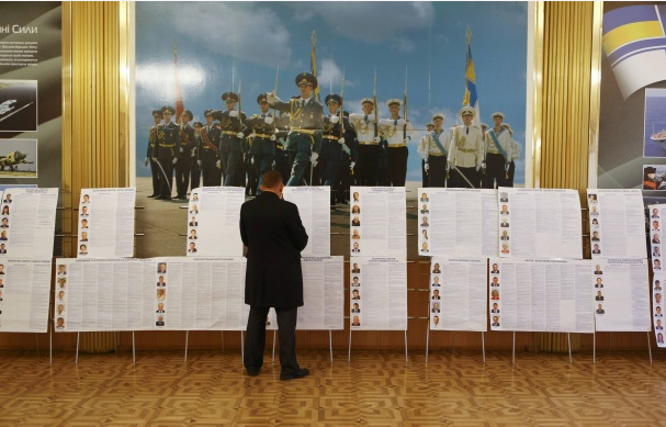 Украинцы выстраиваются в очереди, чтобы выбрать нардепов: опубликованы фото