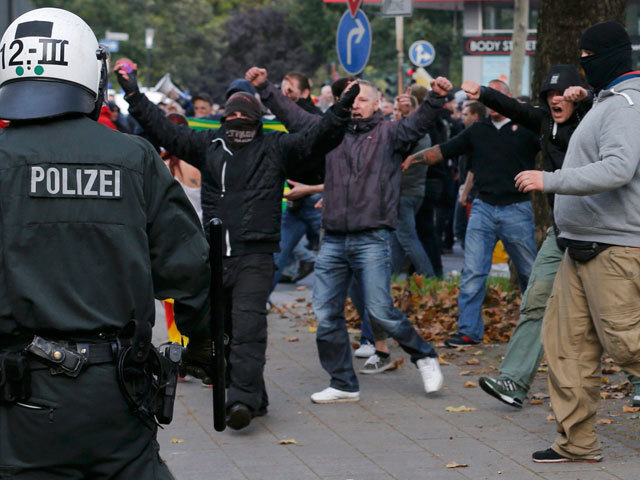 В Германии состоялась масштабная стычка неонацистов, футбольных ультрас и салафитов