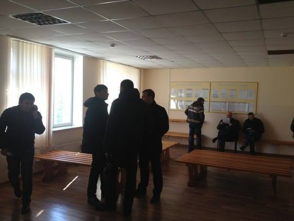 На одном из киевских округов задержали подозрительных активистов