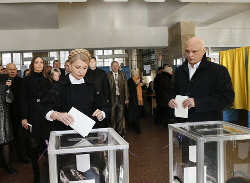 Тимошенко с "верой в Украину" проголосовала на избирательном участке в Днепропетровске: опубликовано видео