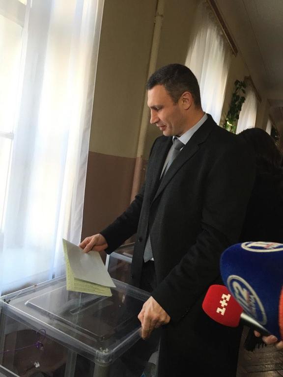 Кличко проголосовал на выборах за "проукраинский парламент"