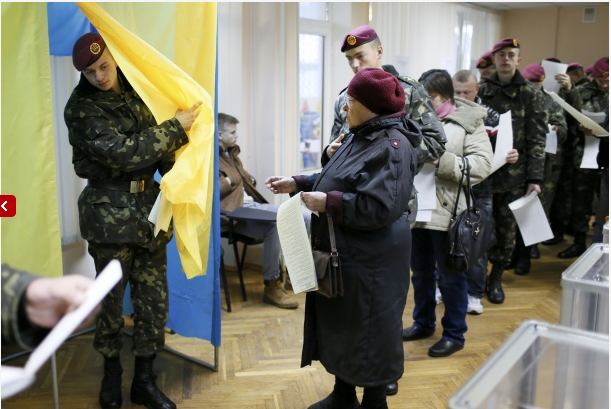 Украинцы выстраиваются в очереди, чтобы выбрать нардепов: опубликованы фото