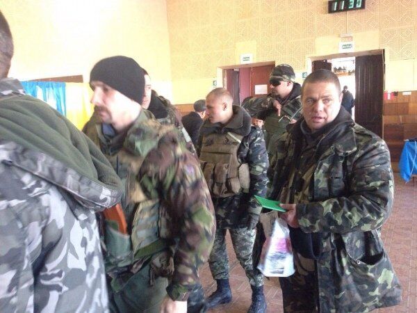 Бойцы АТО из Киева голосуют в Новоайдаре: опубликованы фото