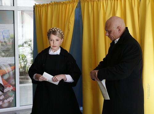 Тимошенко с "верой в Украину" проголосовала на избирательном участке в Днепропетровске: опубликовано видео