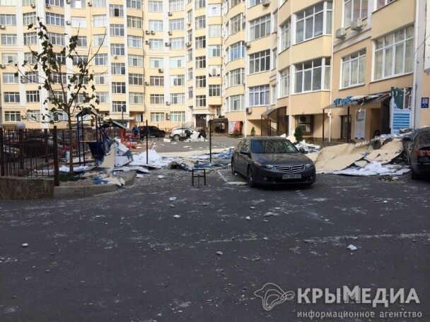Ураган в Криму: зірвані дахи будинків і величезна пробка на Керченській переправі
