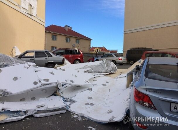 Ураган в Крыму: сорванные крыши домов и огромная пробка на Керченской переправе