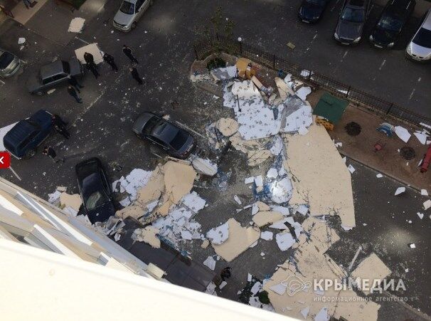 Ураган в Криму: зірвані дахи будинків і величезна пробка на Керченській переправі
