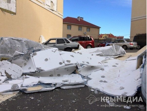 Ураган в Крыму: сорванные крыши домов и огромная пробка на Керченской переправе