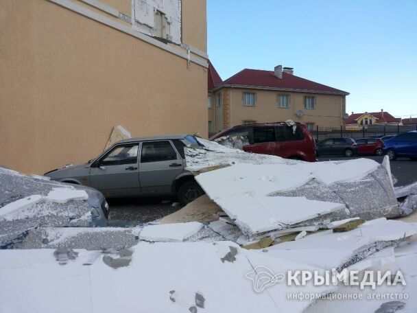 Ураган в Крыму: сорванные крыши домов и огромная пробка на Керченской переправе