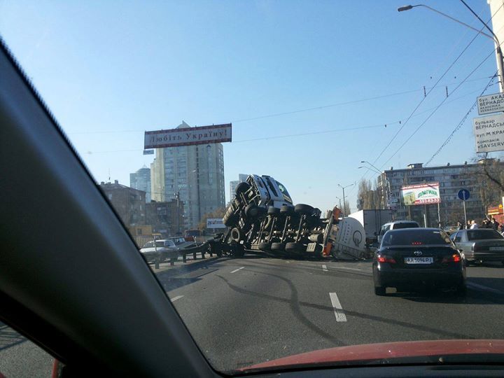 В Киеве перевернулась цистерна с подсолнечным маслом: опубликованы фото и видео