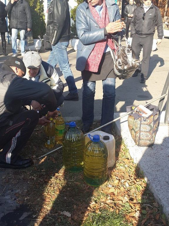 "Любители халявы" прямо на месте аварии в Киеве крадут подсолнечное масло: опубликованы фото