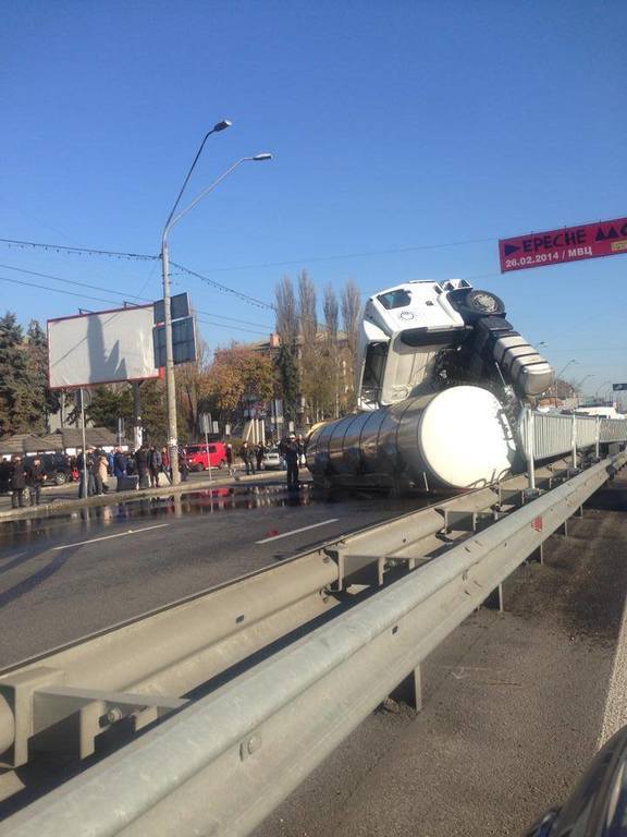 В Киеве перевернулась цистерна с подсолнечным маслом: опубликованы фото и видео