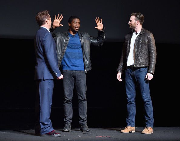 Железный человек и Капитан Америка сцепились прямо на сцене