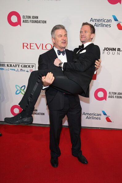 Мужики не танцуют, мужики берут друг дружку на ручки