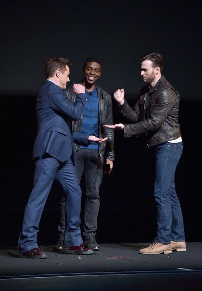 Железный человек и Капитан Америка сцепились прямо на сцене