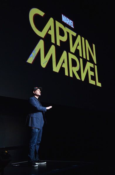 Железный человек и Капитан Америка сцепились прямо на сцене