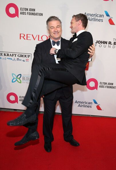 Мужики не танцуют, мужики берут друг дружку на ручки