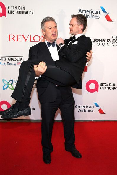 Мужики не танцуют, мужики берут друг дружку на ручки