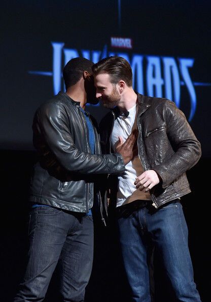 Железный человек и Капитан Америка сцепились прямо на сцене