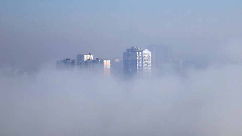 В соцсетях появились свежие фото Киева в тумане