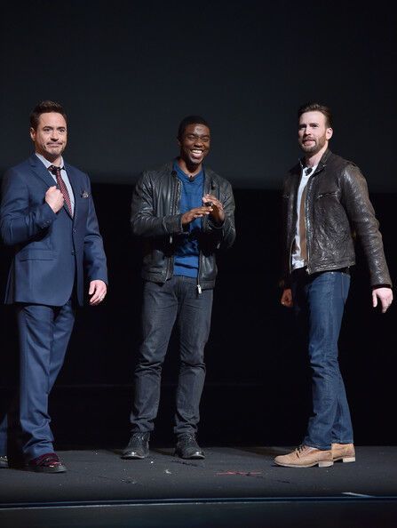 Железный человек и Капитан Америка сцепились прямо на сцене