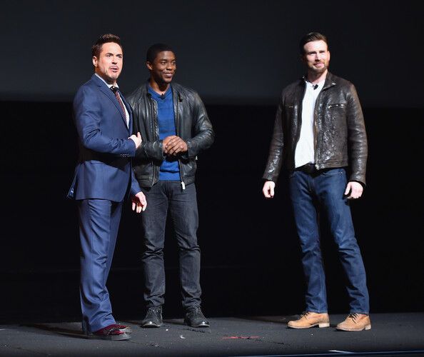 Железный человек и Капитан Америка сцепились прямо на сцене