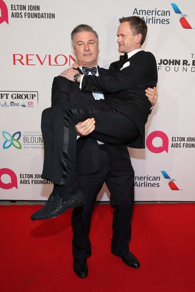 Мужики не танцуют, мужики берут друг дружку на ручки