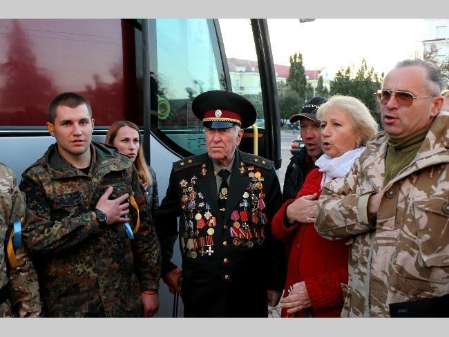 Чернігів знову відправив своїх в зону АТО. Опубліковані зворушливі фото прощання бійців з рідними