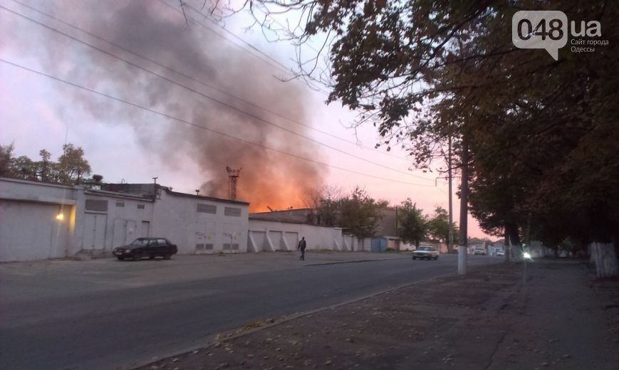 В Одессе горит металлобаза и склад пиломатериалов - СМИ