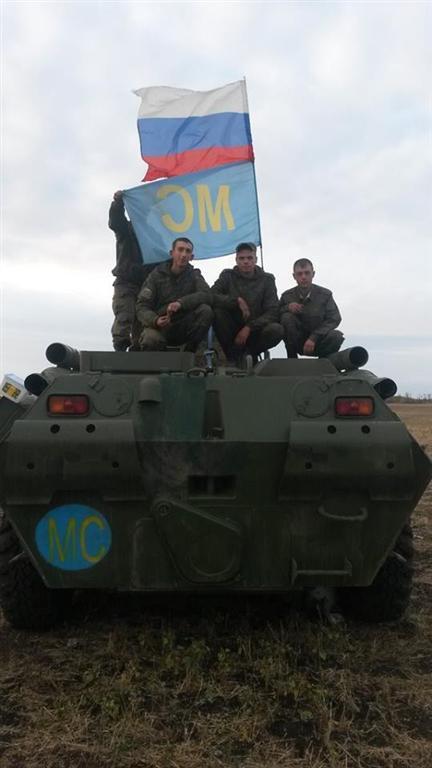 У мережі з'явилися фотодокази того, як путінські вояки з терористів перетворюються на "миротворців"