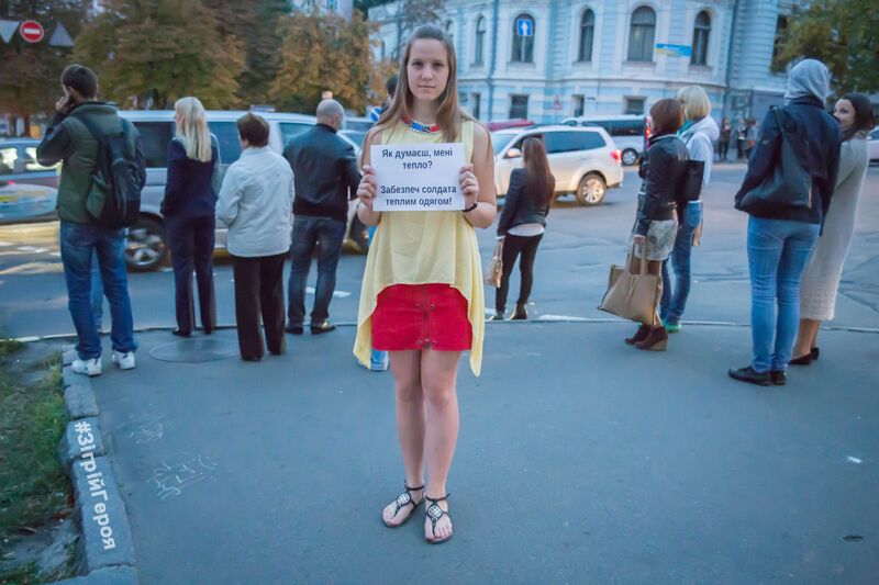 В Киеве девушки в майках мерзли ради поддержки бойцов АТО