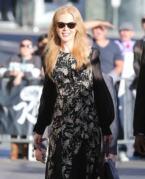 Николь Кидман улыбается (силиконовым ртом) и машет 