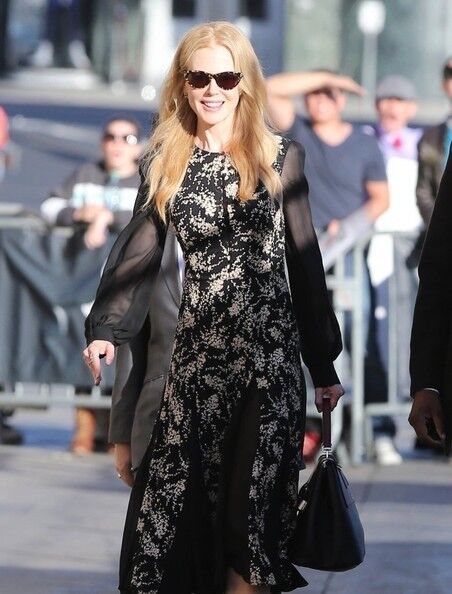 Николь Кидман улыбается (силиконовым ртом) и машет 