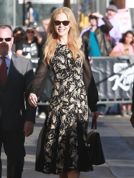 Николь Кидман улыбается (силиконовым ртом) и машет 