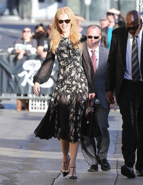 Николь Кидман улыбается (силиконовым ртом) и машет 