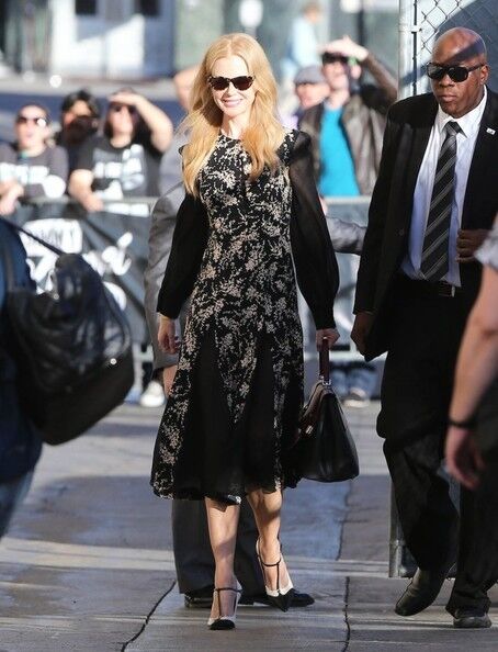 Николь Кидман улыбается (силиконовым ртом) и машет 