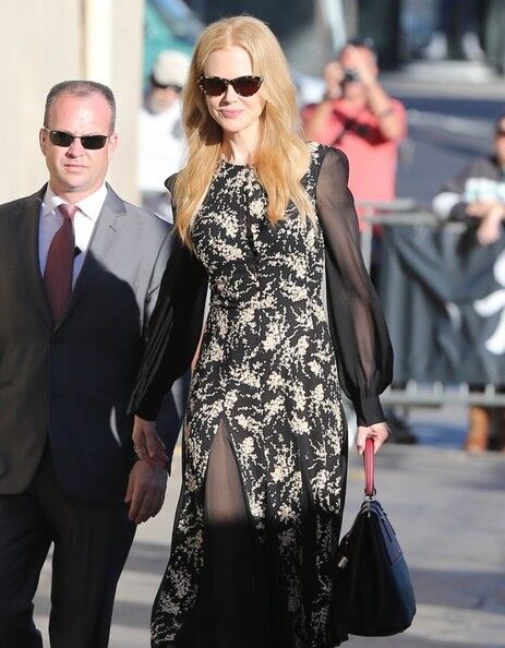 Николь Кидман улыбается (силиконовым ртом) и машет 