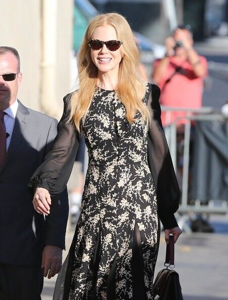 Николь Кидман улыбается (силиконовым ртом) и машет 