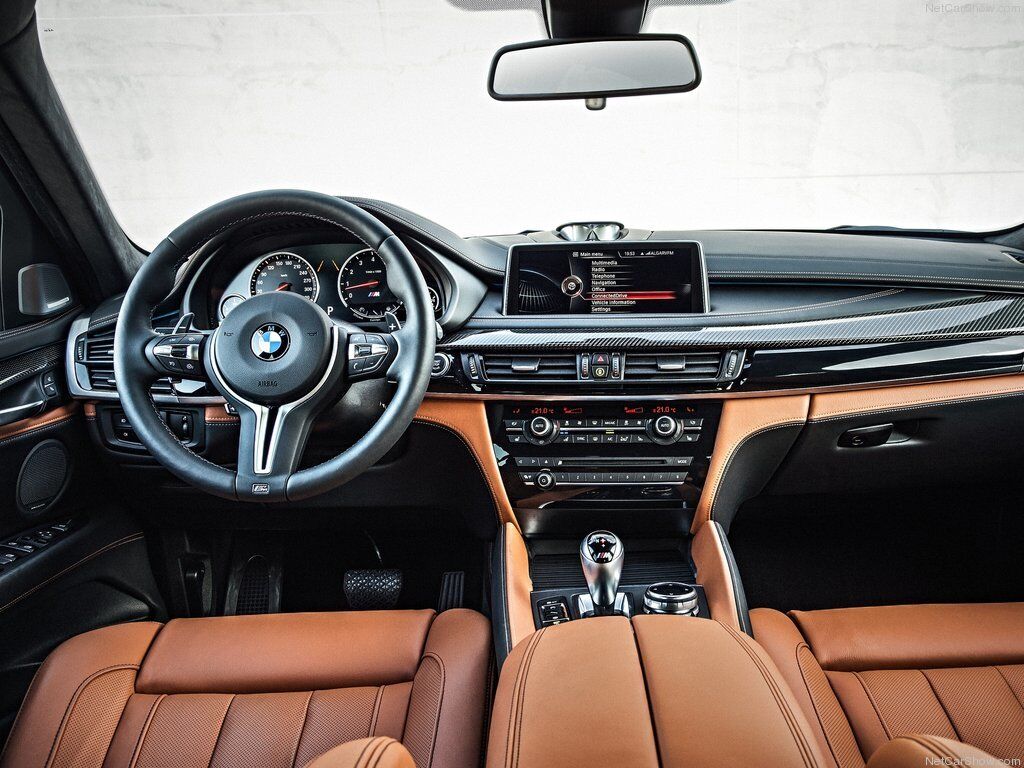 БМВ выпустила на дороги новые мощные кроссоверы X5 M и X6 M