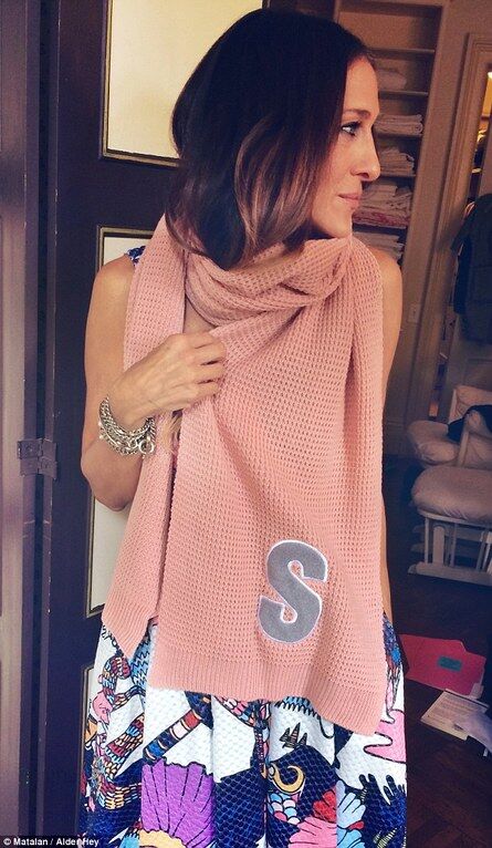 "Алфавитный" шарф: новый благотворительный флешмоб селебрити