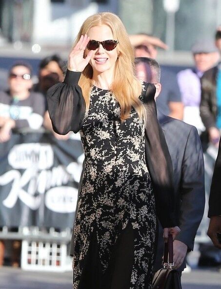 Николь Кидман улыбается (силиконовым ртом) и машет 