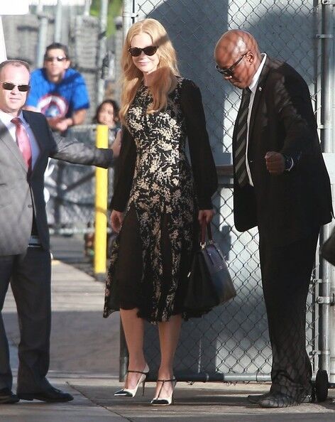 Николь Кидман улыбается (силиконовым ртом) и машет 