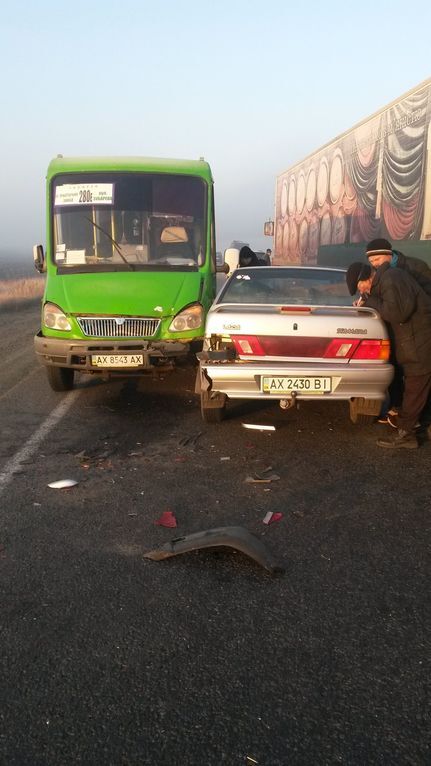 Под Харьковом в крупном ДТП разбились четыре авто
