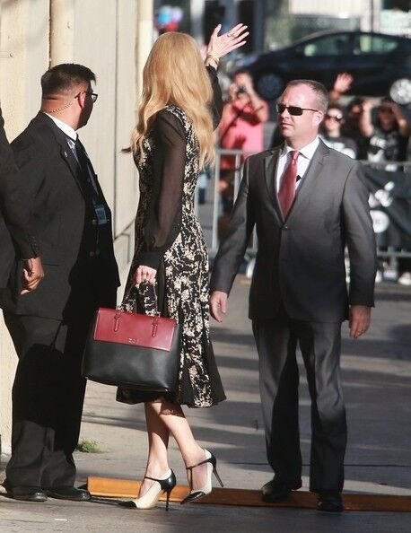 Николь Кидман улыбается (силиконовым ртом) и машет 