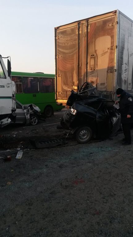 Под Харьковом в крупном ДТП разбились четыре авто