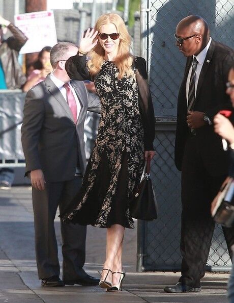 Николь Кидман улыбается (силиконовым ртом) и машет 